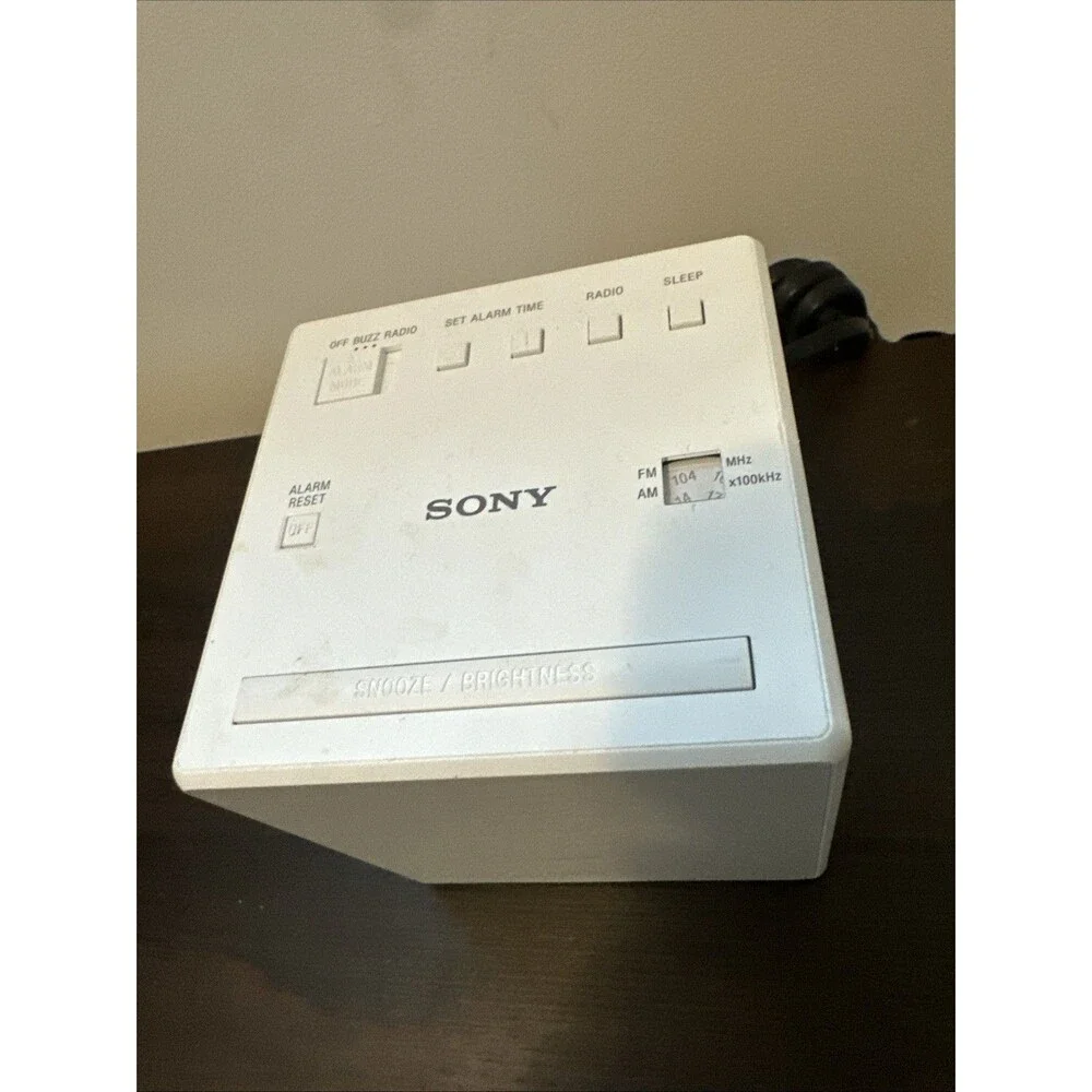 Sony ICF-C1 Single Alarm/Clock/FM/AM Radio Mirror Finished LCD Display [White]